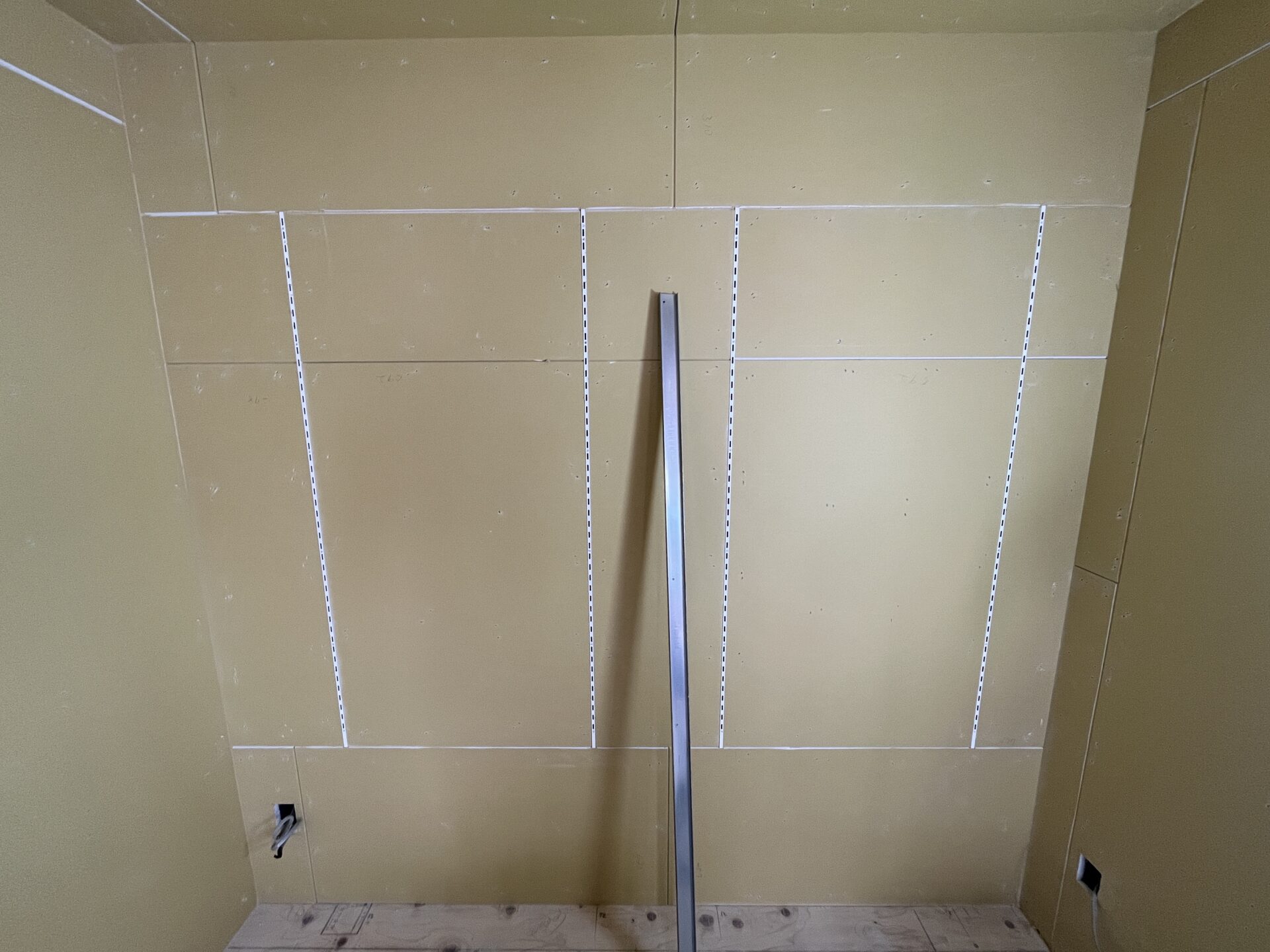 可動棚用の背面レール取り付けの様子