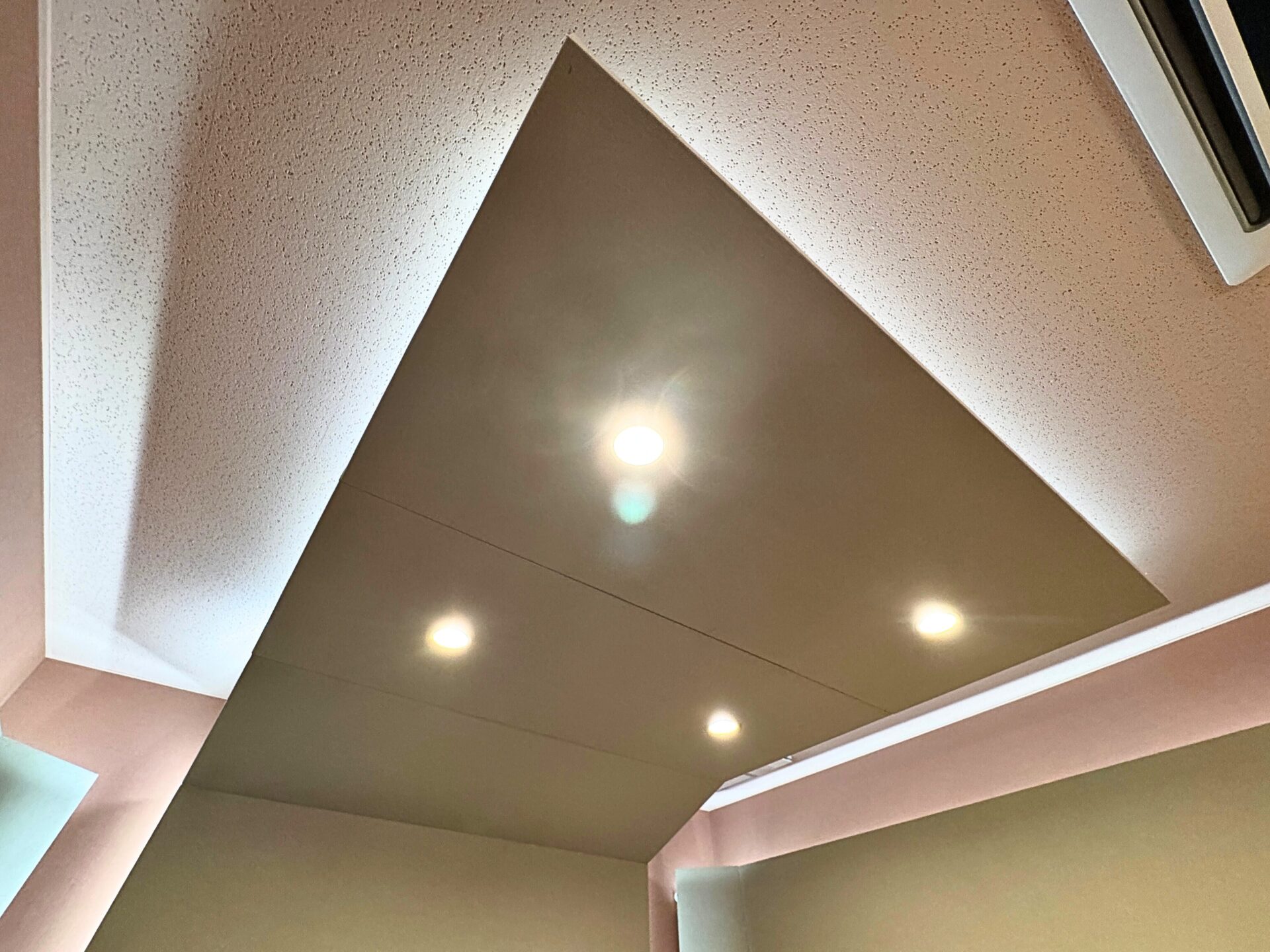 天井の吸音パネル