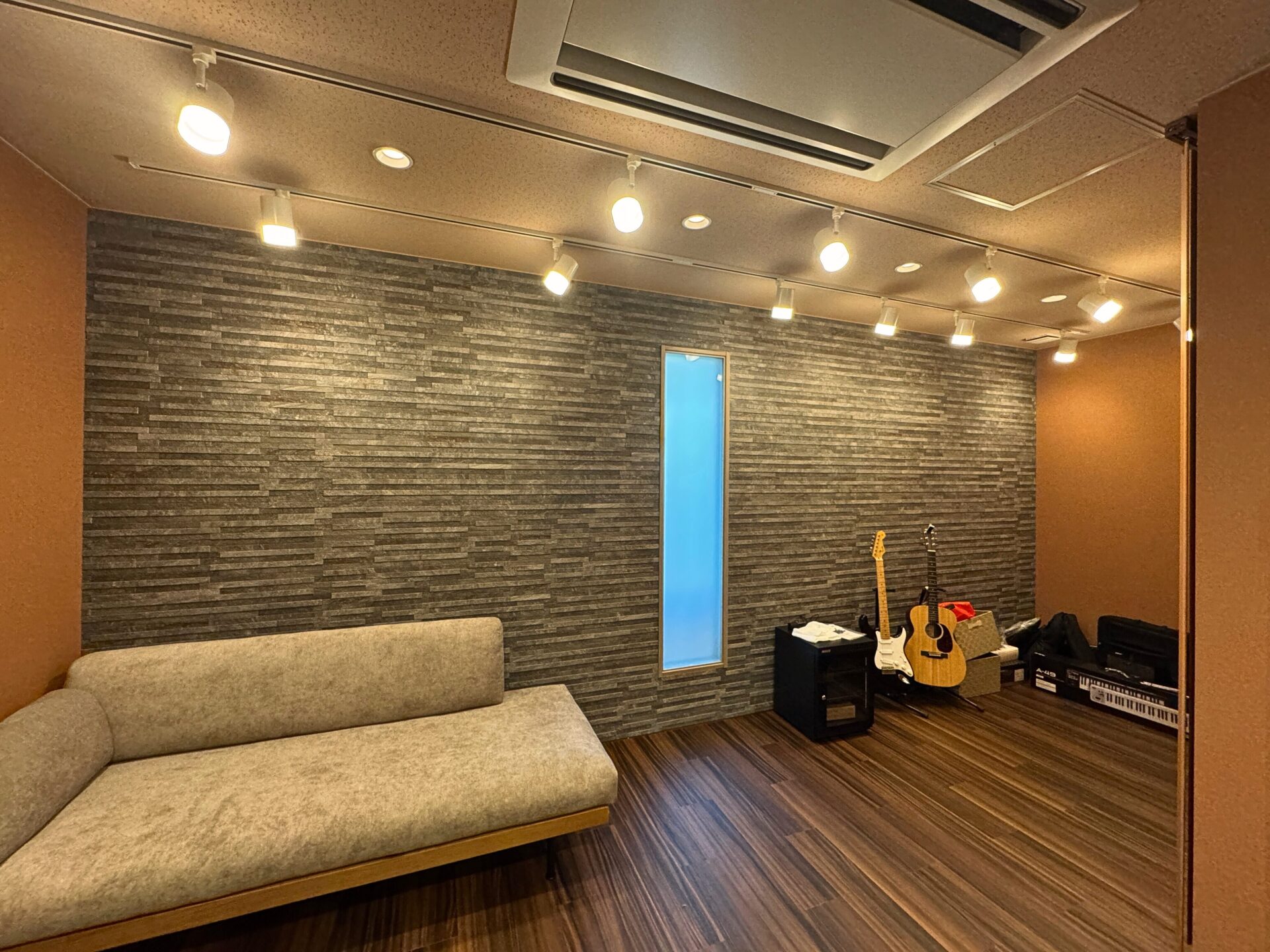 暖かみのあるライトや内装カラー