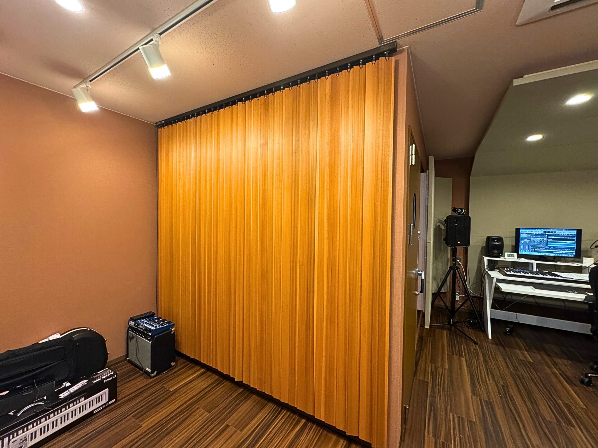 木製ブラインドによる吸音拡散体