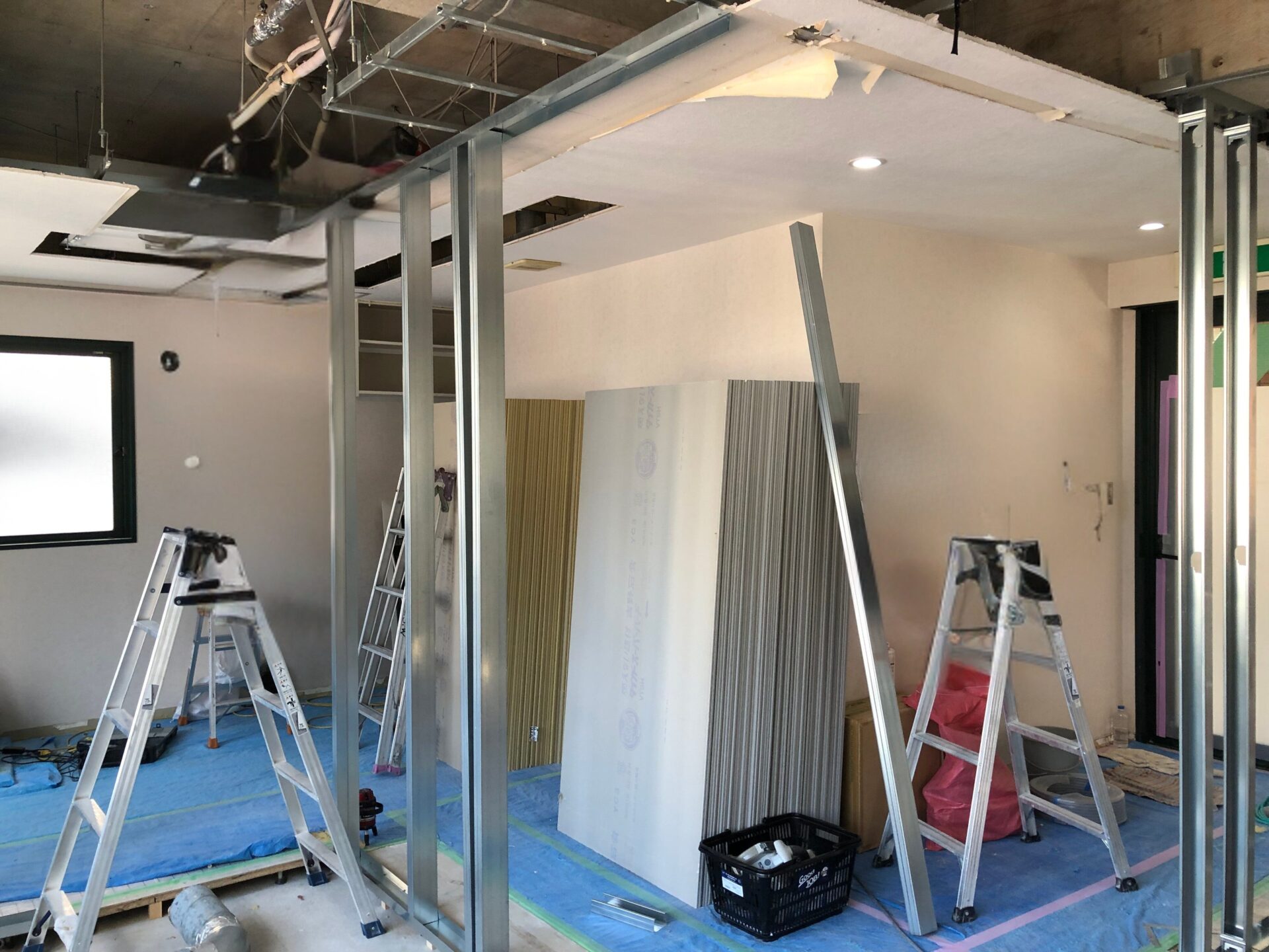 軽量鉄骨を組み立てる様子