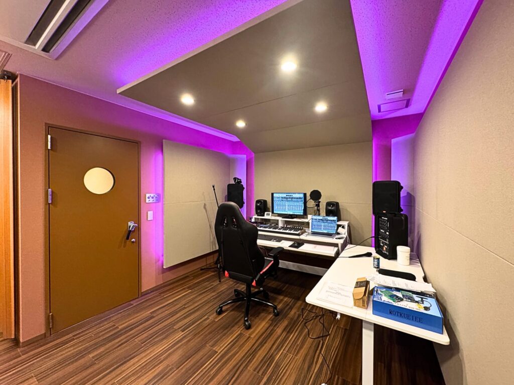 間接照明が魅力的なDTMスタジオ