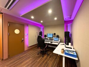 間接照明が魅力的なDTMスタジオ