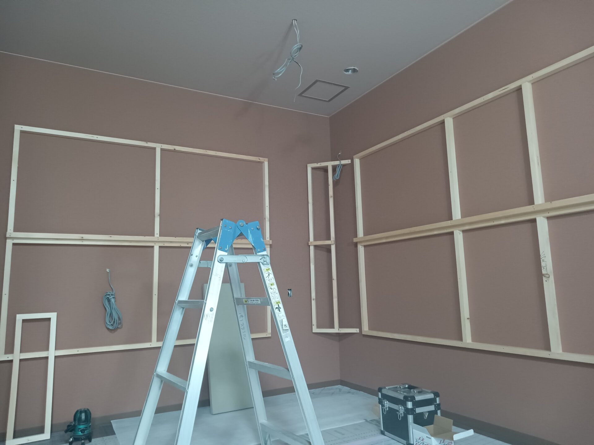 吸音パネルの下受け