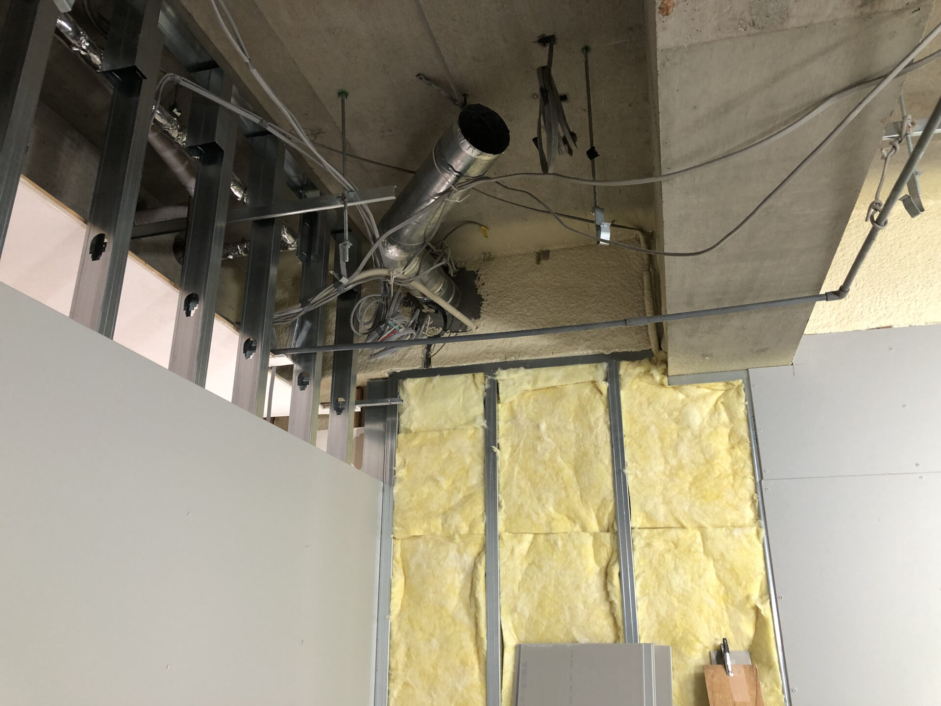 遮音壁を立て、断熱材を入れた様子