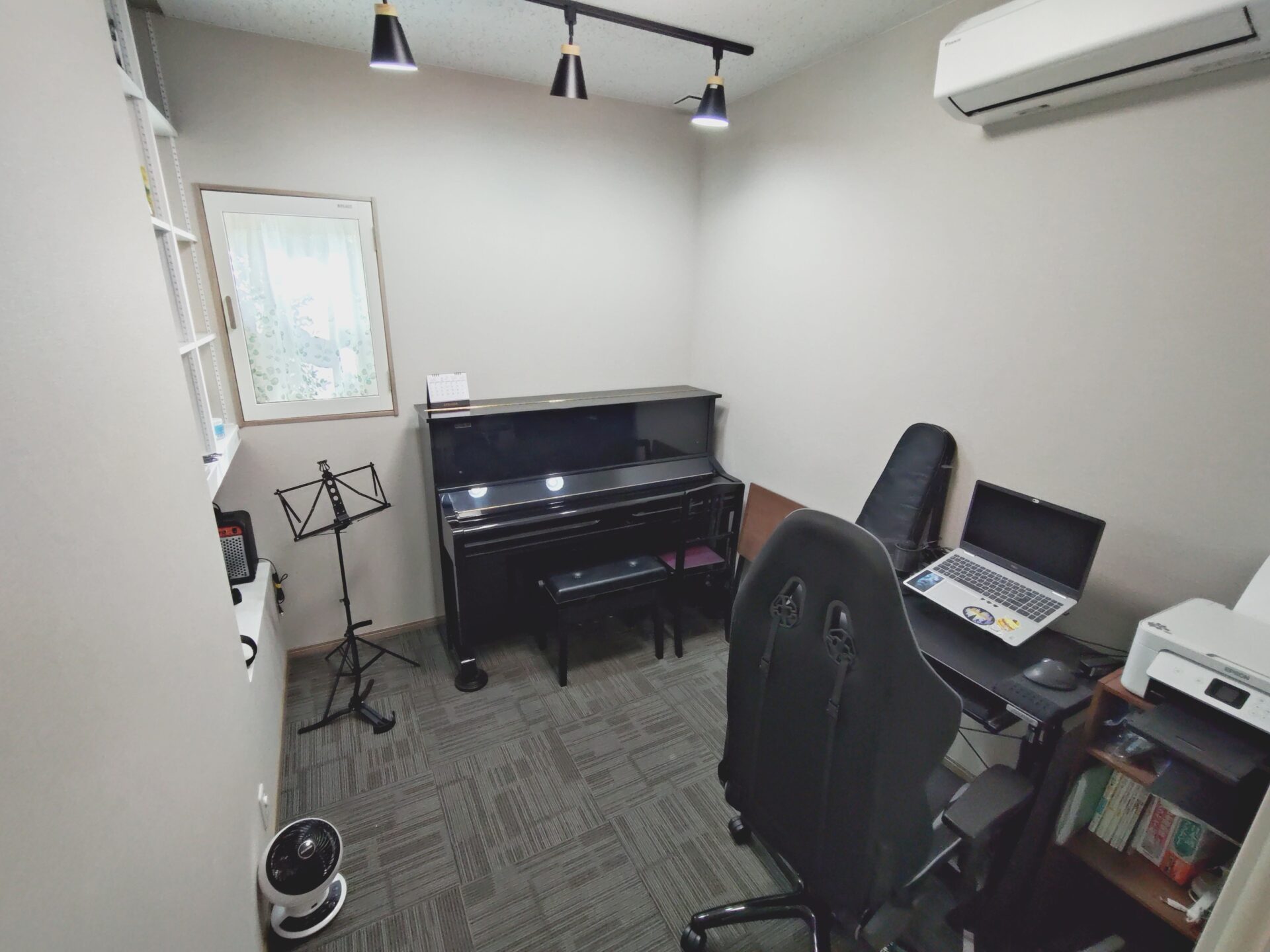ピアノ搬入後の防音室全体