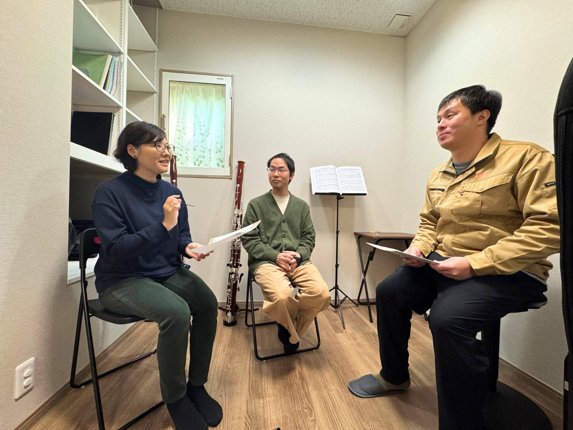 三人で対談している様子