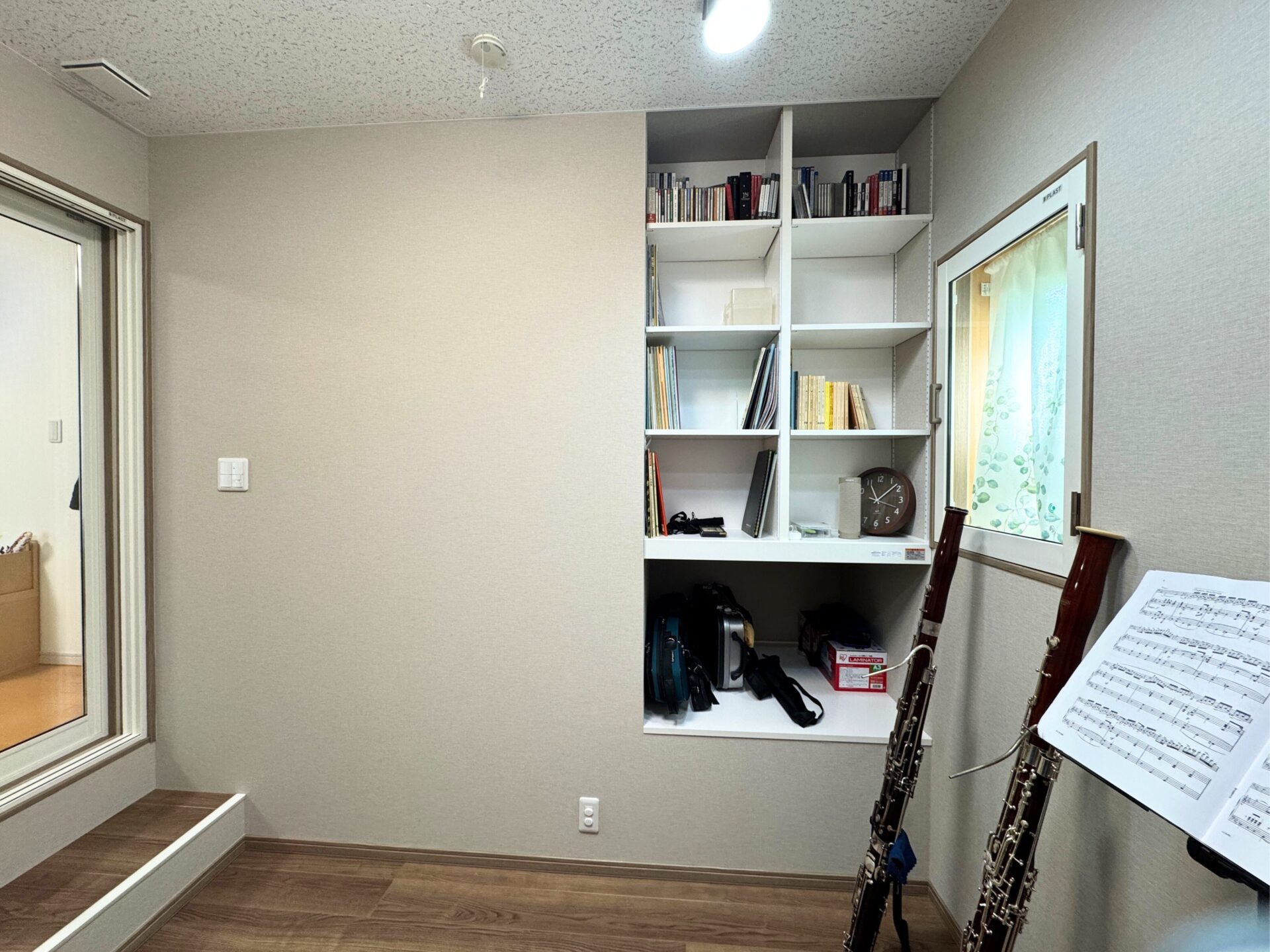 既存収納は解体し、楽器や楽譜を収納できる可動棚に