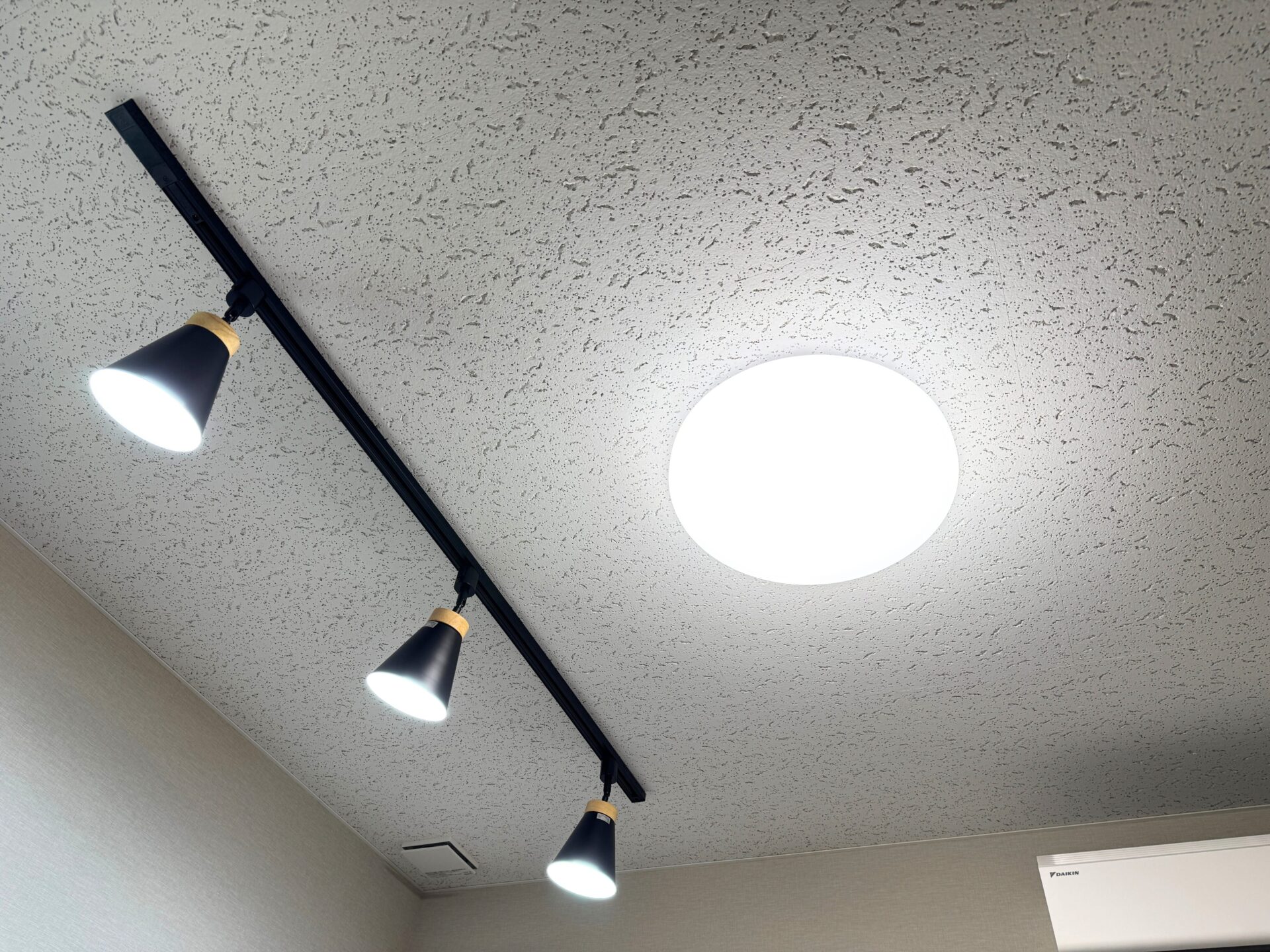 天井吸音板と照明