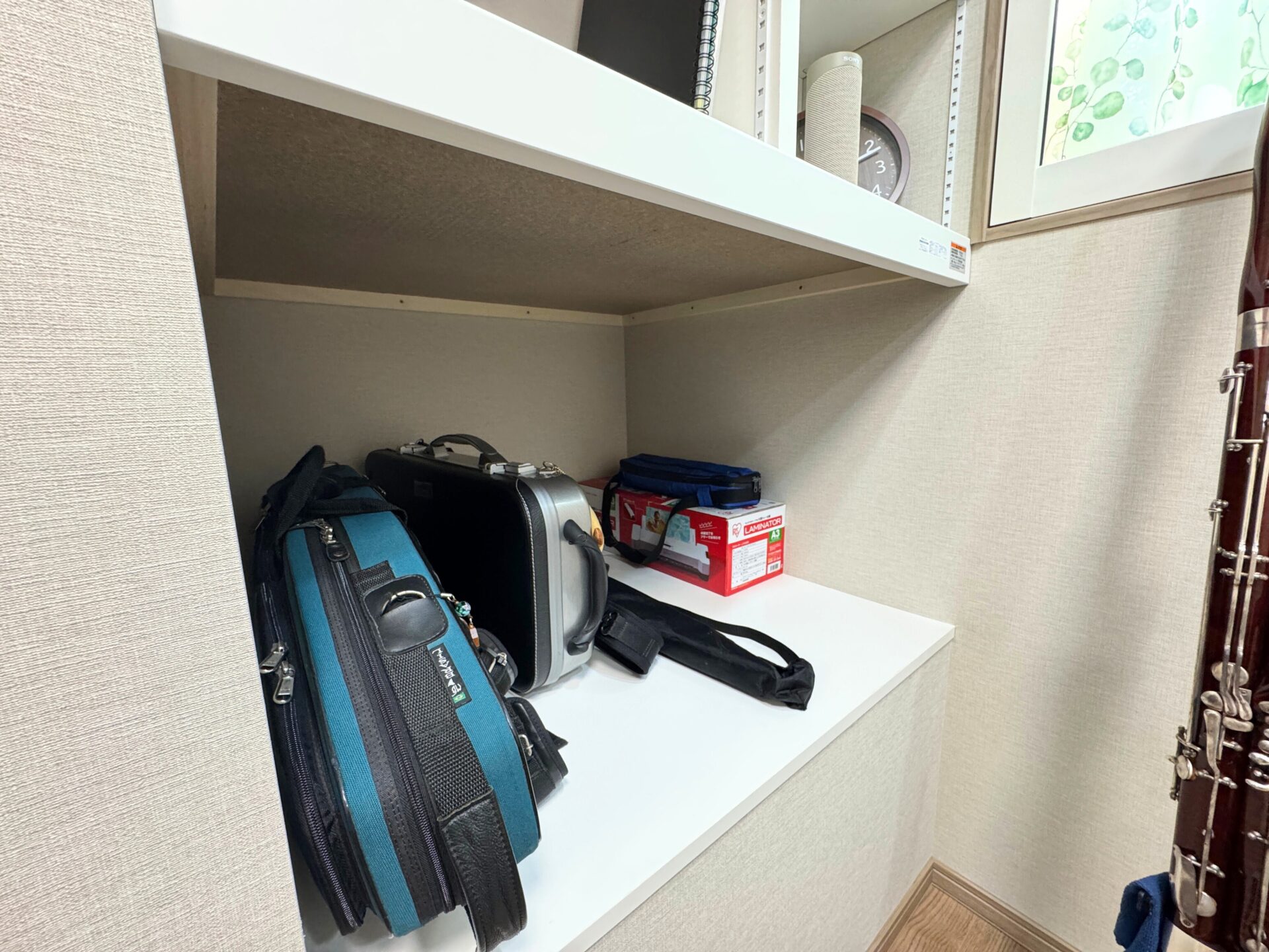 長さ、幅のある楽器をケースごと収納できる棚
