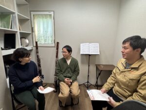 弊社スタッフと共にインタビューをしている様子