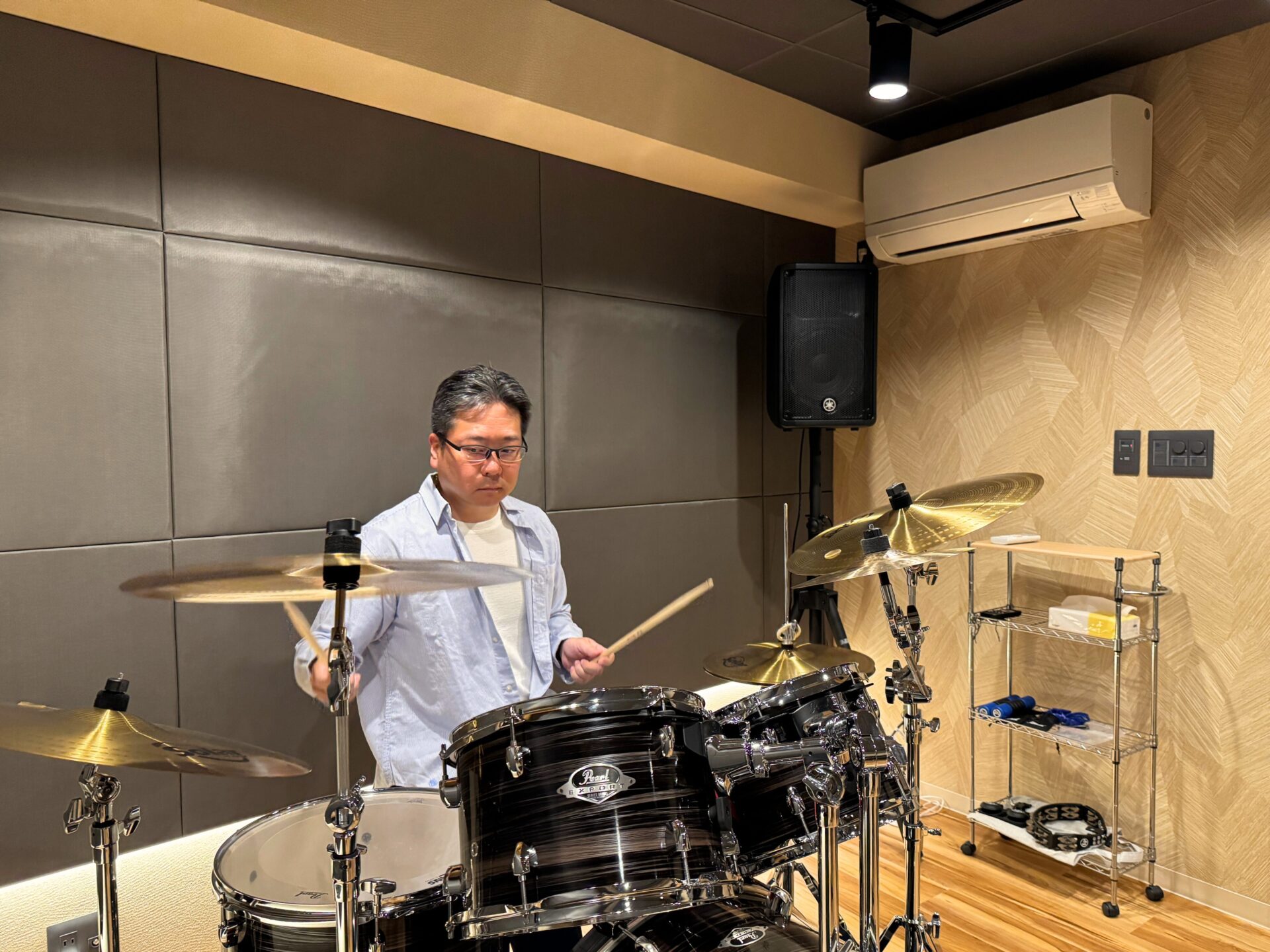 ドラムを演奏するオーナー様
