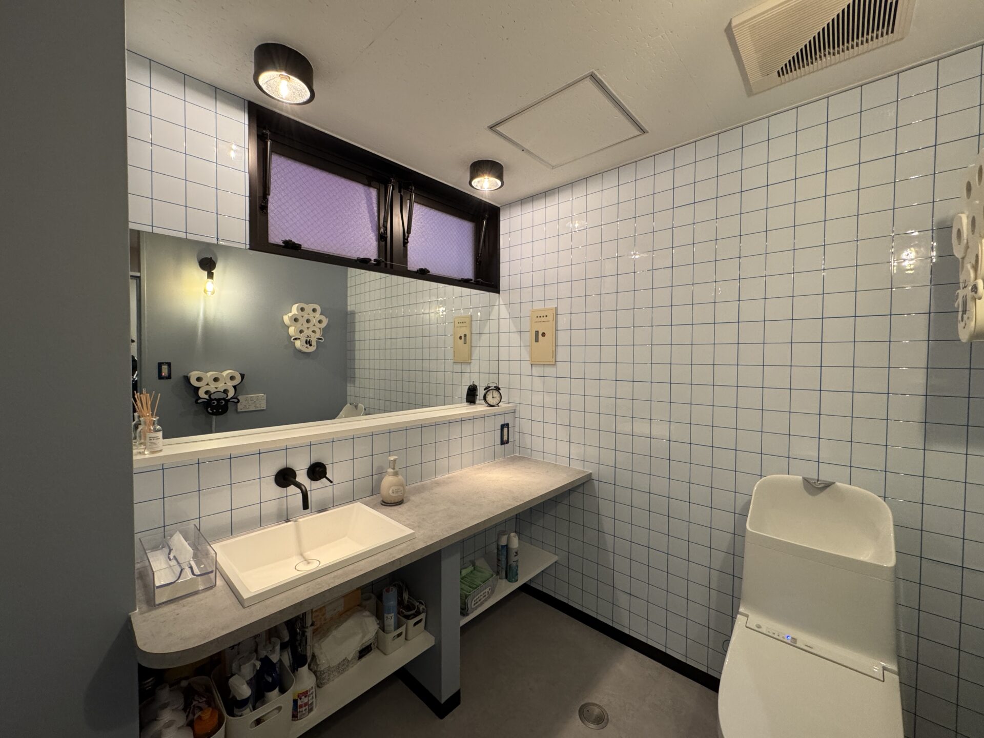 新宿区ダンススタジオ 白いタイル壁のトイレと洗面台