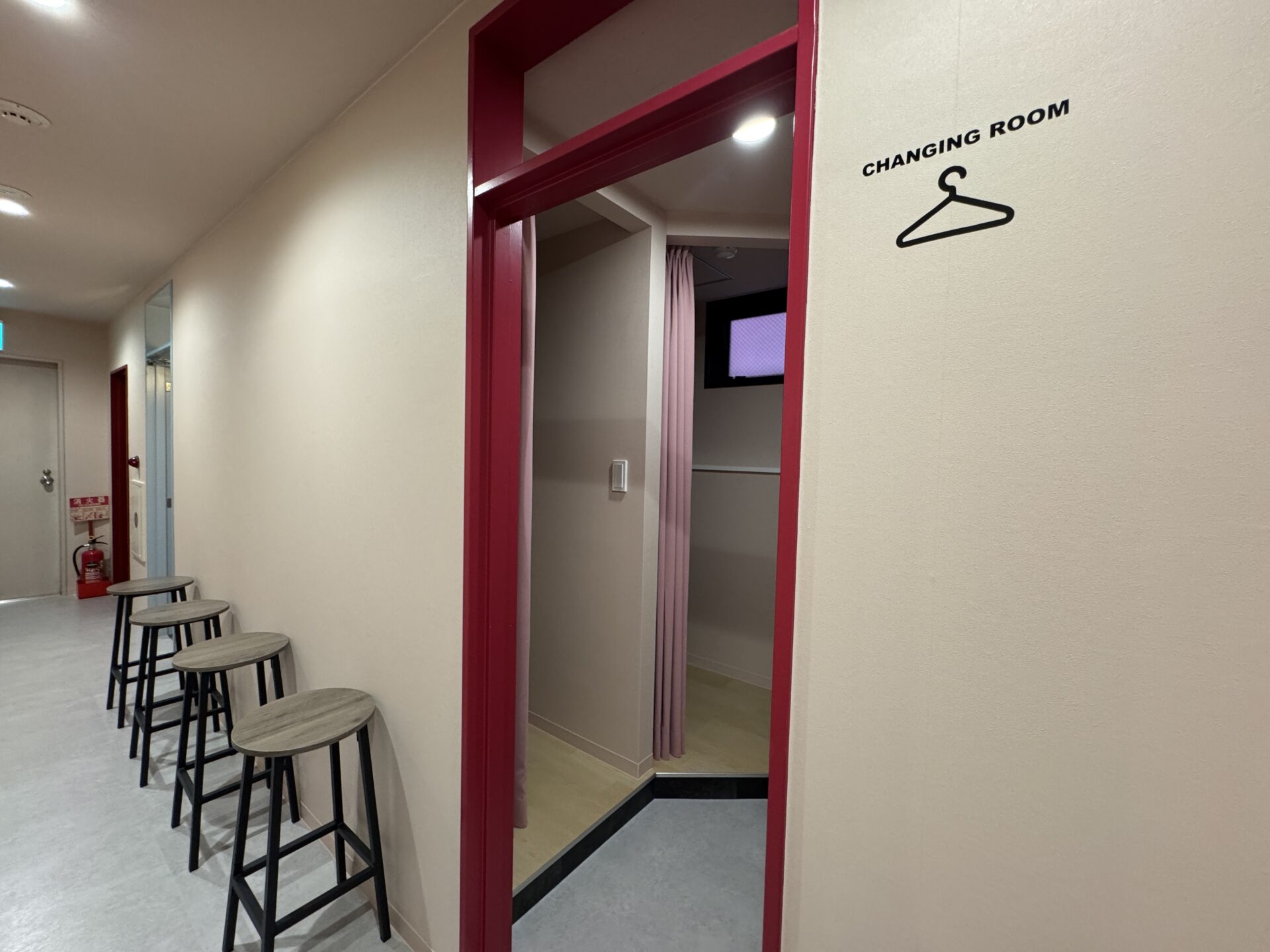 新宿区ダンススタジオ 赤い枠の更衣室入口