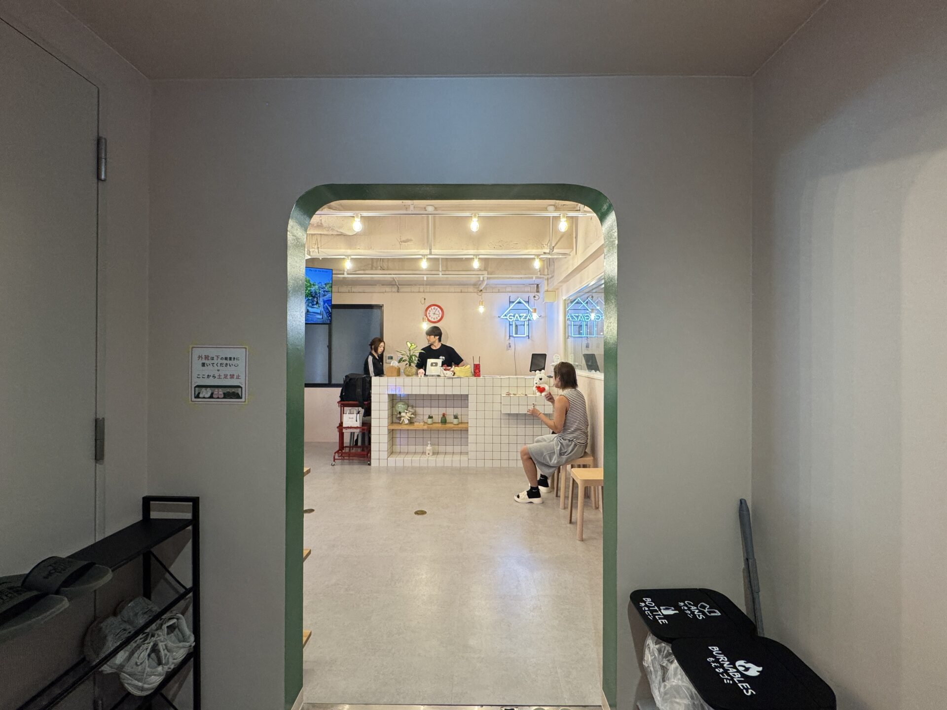 新宿区ダンススタジオ 入口のアーチ越しに見る受付