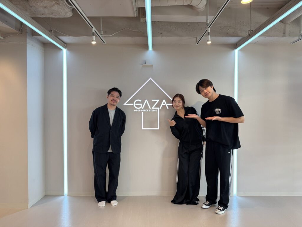 新宿区ダンススタジオ 完成したスタジオのロゴ前で記念撮影