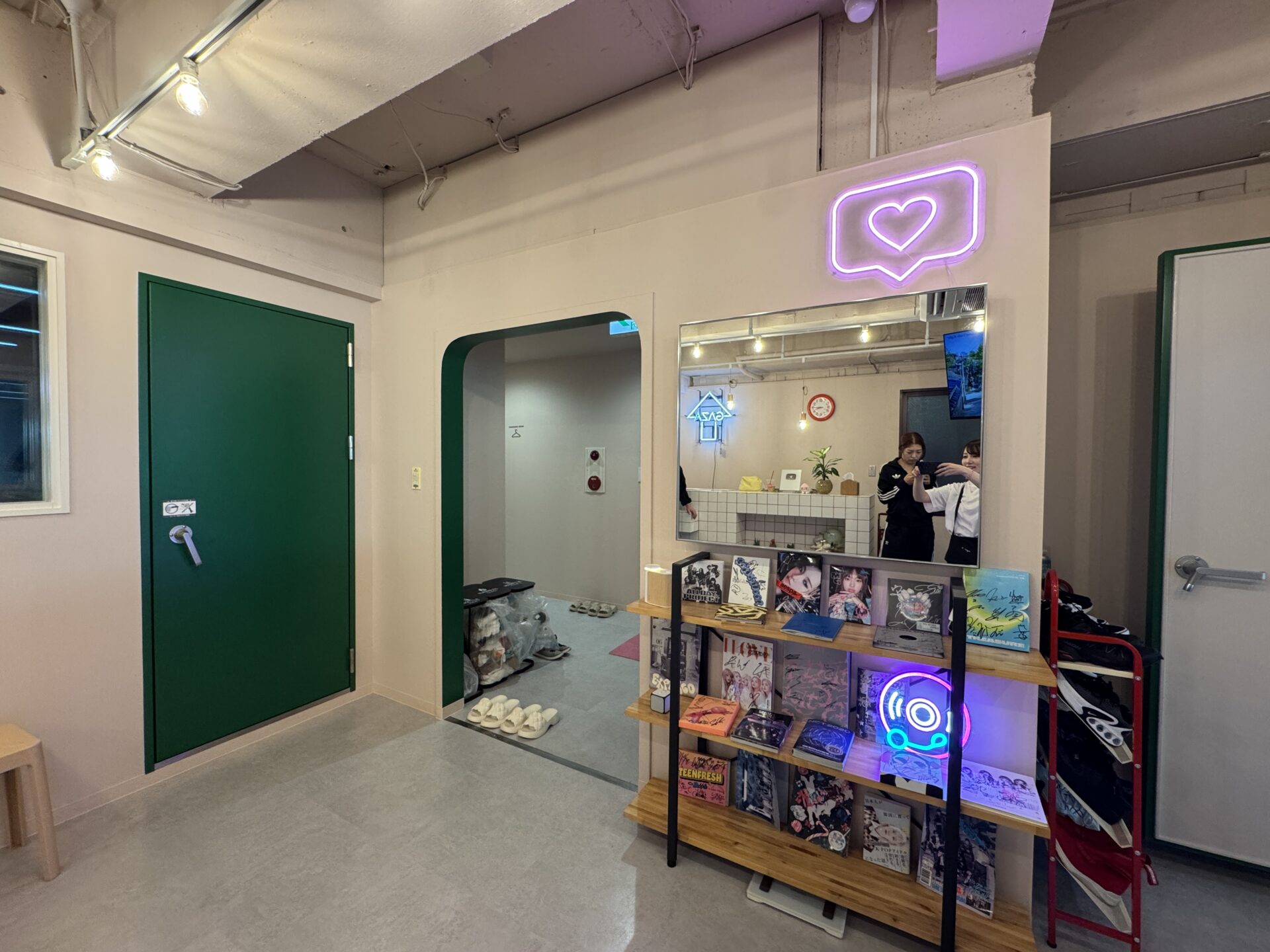 新宿区ダンススタジオ 店舗入口まわりのアーチとネオンサイン