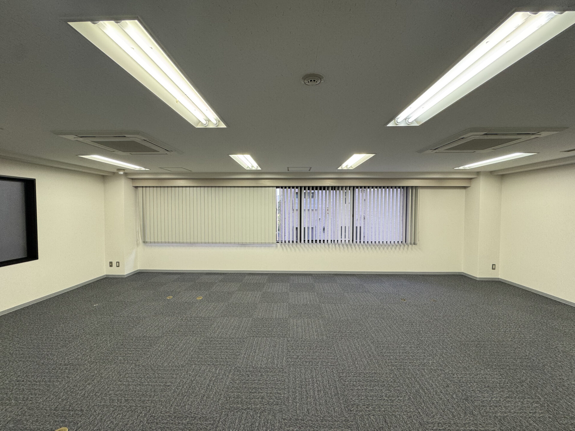 新宿区ダンススタジオ防音工事前 カーペット床のオフィス