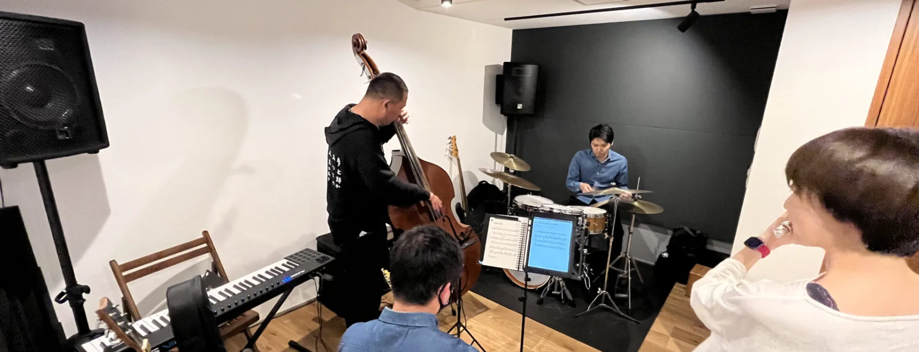 横浜市の自宅スタジオ防音室でドラム・ベース・キーボード・フルートを演奏する様子(昭和音響施工)