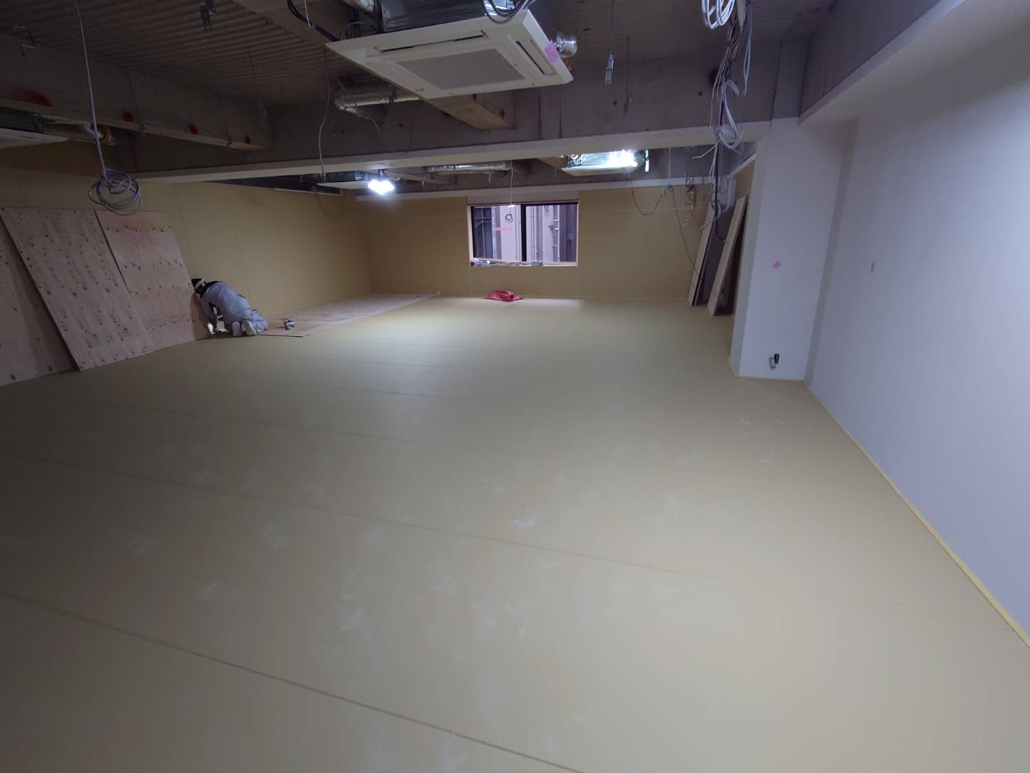 新宿区ダンススタジオ防音室 防振床の合板とボード張り