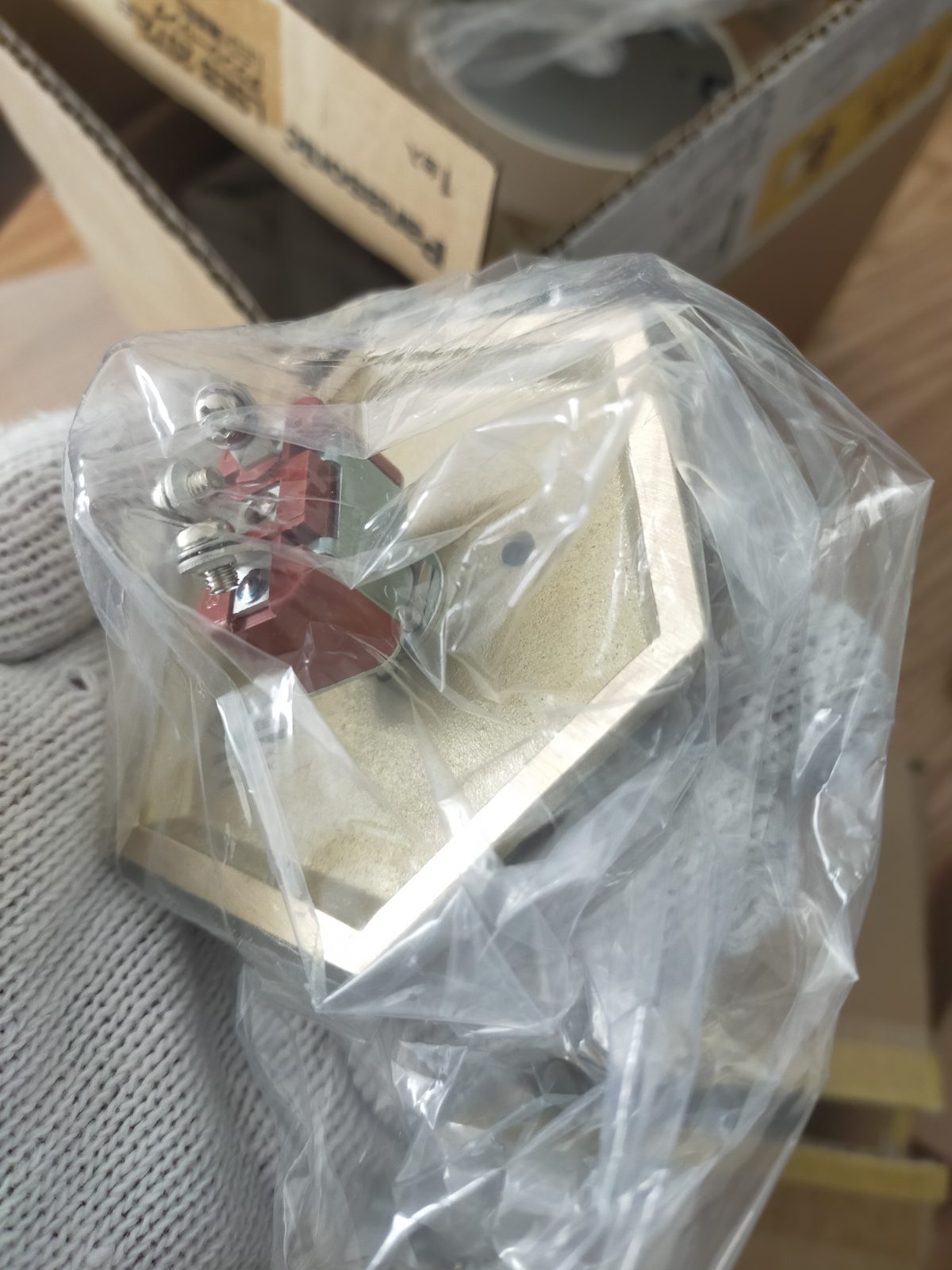 仙台市若林区 ピアノ防音室 ご支給の真鍮六角スイッチ