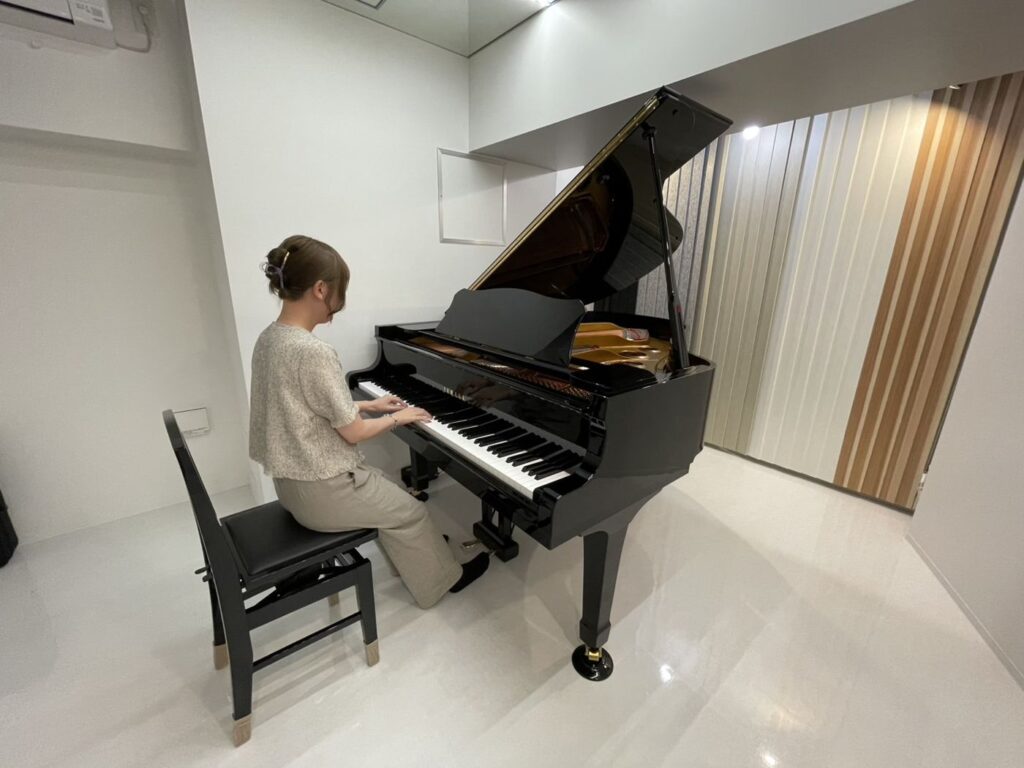 新宿ショールームの防音室でYAMAHAグランドピアノC3を演奏する様子