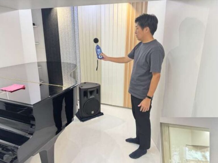 ショールーム防音室でスピーカーから大音量を再生し遮音性能を確かめる様子
