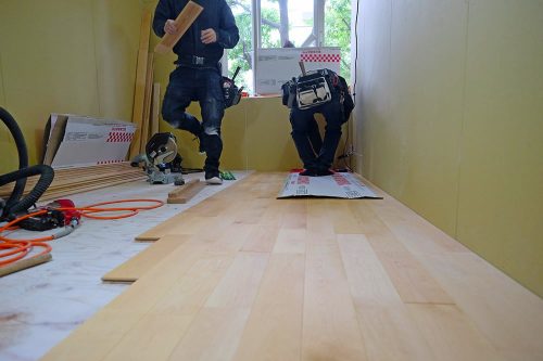無垢材の床の貼り作業